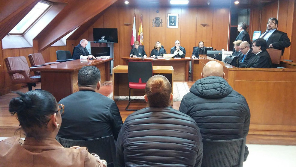 Los acusados de introducir cocaína a través del aeropuerto de Santander, durante el juicio