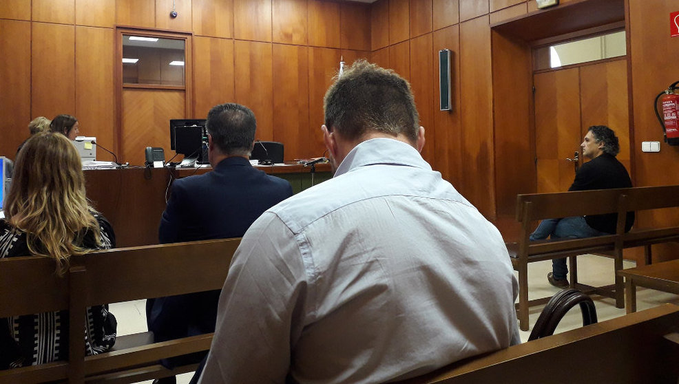 El exportavoz de IU de Astillero, Raúl Magni (der.), durante el juicio