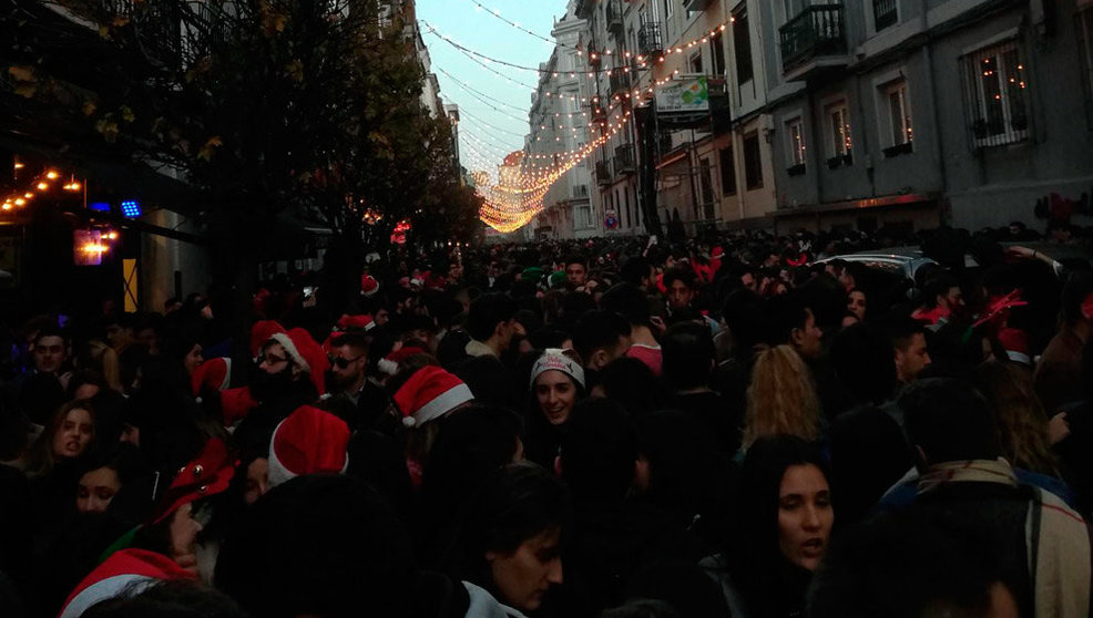 Cientos de personas celebran la Nochebuena en la calle Peña Herbosa de Santander