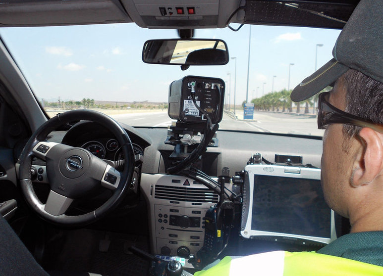 Control de velocidad en un coche de la Guardia Civil