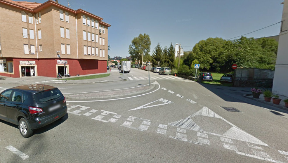 Intersección entre la calle El Riuco y la N-611 en Santiago de Cartes | Foto: Google Maps