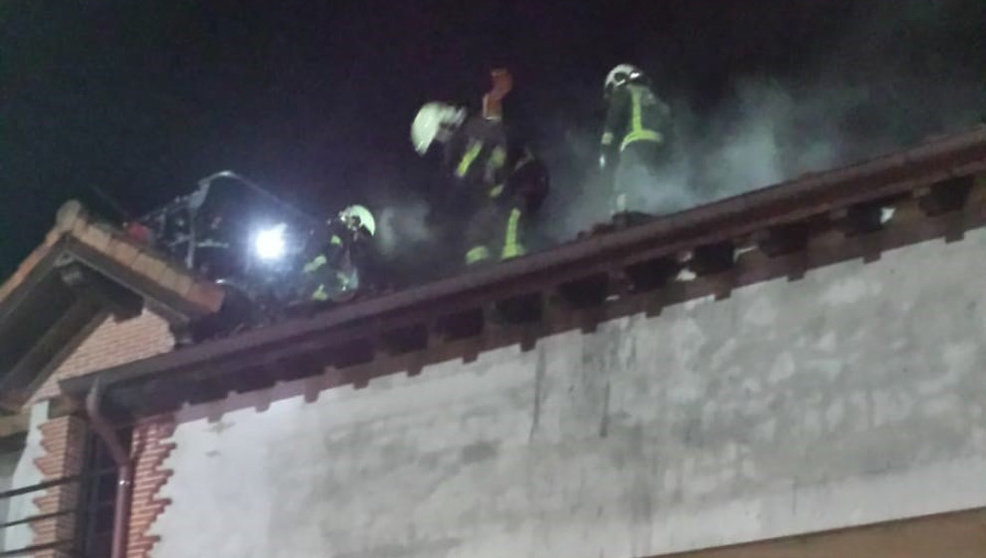 El incendio se localizó en un edificio de dos alturas