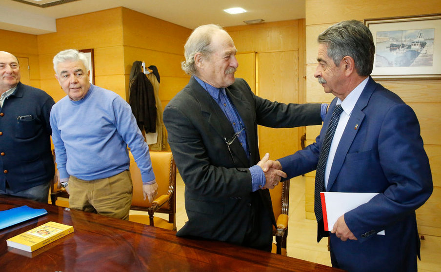 El presidente de Cantabria, Miguel Ángel Revilla, con Isidro CiceroCANTABRIA.-Revilla acepta ser miembro de la Sociedad Cántabra de Escritores  (Foto de ARCHIVO)01/02/2019
