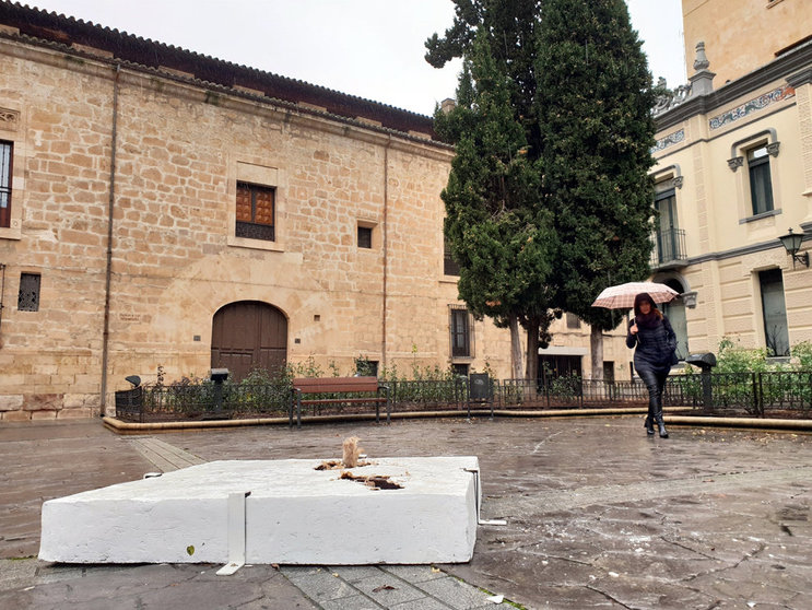 Pedestal del que se ha arrancado la esculturaArrancan una escultura del artista Xu Hongfei y la llevan a patadas a una zona de copas de Salamanca  (Foto de ARCHIVO)01/02/2019