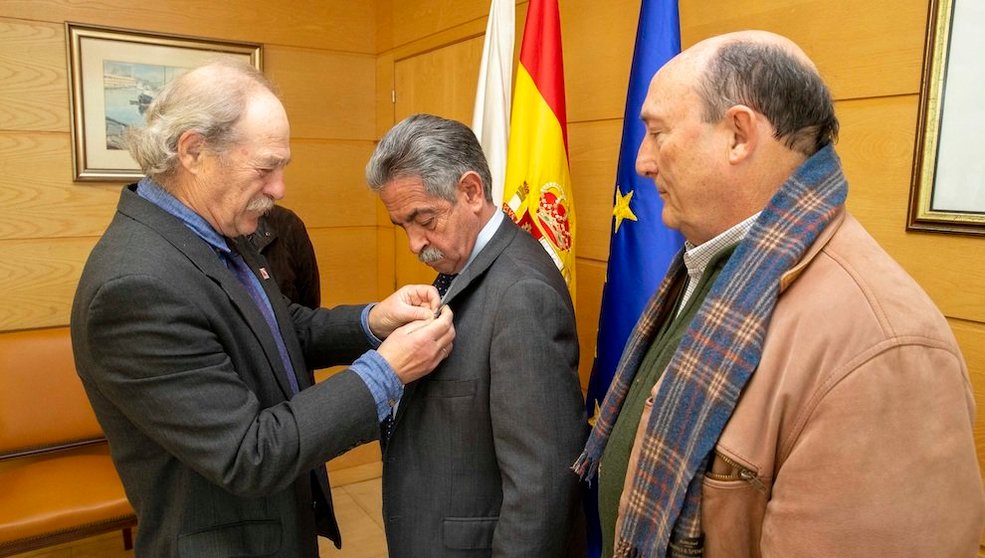 Revilla recibe la insignia y el acta de ingreso en la SCE de manos de Isidro Cic

CANTABRIA.-Revilla ingresa en la Sociedad Cántabra de Escritores

  (Foto de ARCHIVO)

15/02/2019
