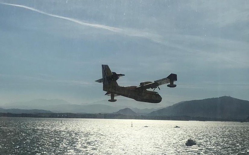 Uno de los aviones del MAPA carga agua en la bahía para luchar contra los incendios