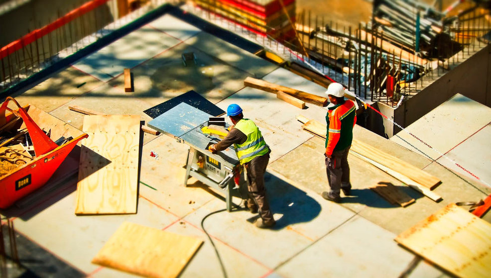 Trabajadores en la obra de un edificio | Foto: Facua