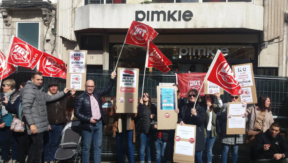 Trabajadores en la concentración frente a la tienda de Pimkie en Santander