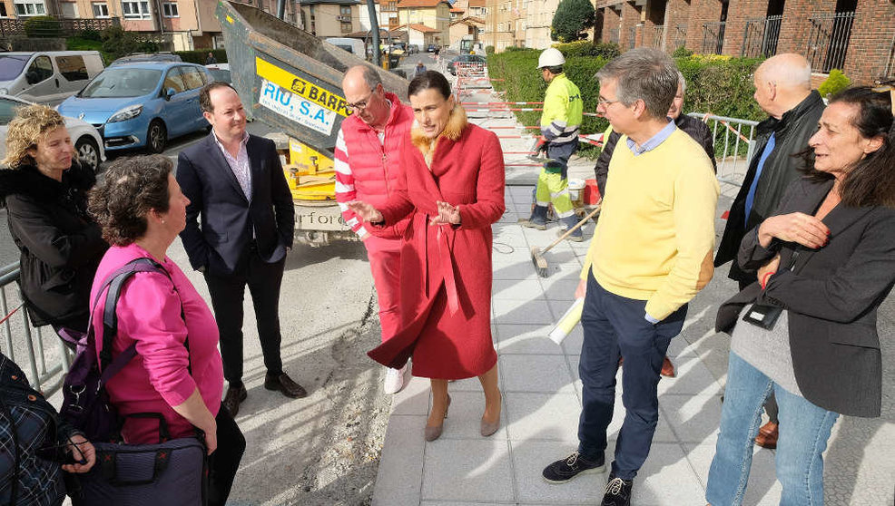La alcaldesa de Santander, Gema Igual, con los vecinos del barrio de Polio