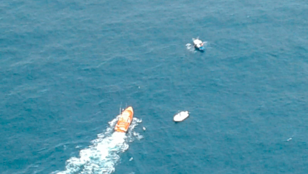 Rescate de tripulantes de una embarcación a la deriva