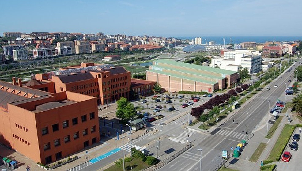 La Facultad de Filosofía y Letras de la Universidad de Cantabria, en primer término