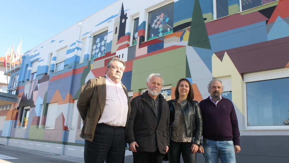 El alcalde y la concejala de Noja, junto a los artistas del mural en el CEIP Palacio