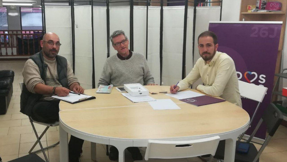 El candidato al Congreso de Unidas Podemos, Luis del Piñal, con el ingeniero de minas, Pablo Gómez, y con Luis Cuena, de la Plataforma por un Nuevo Modelo Energético
