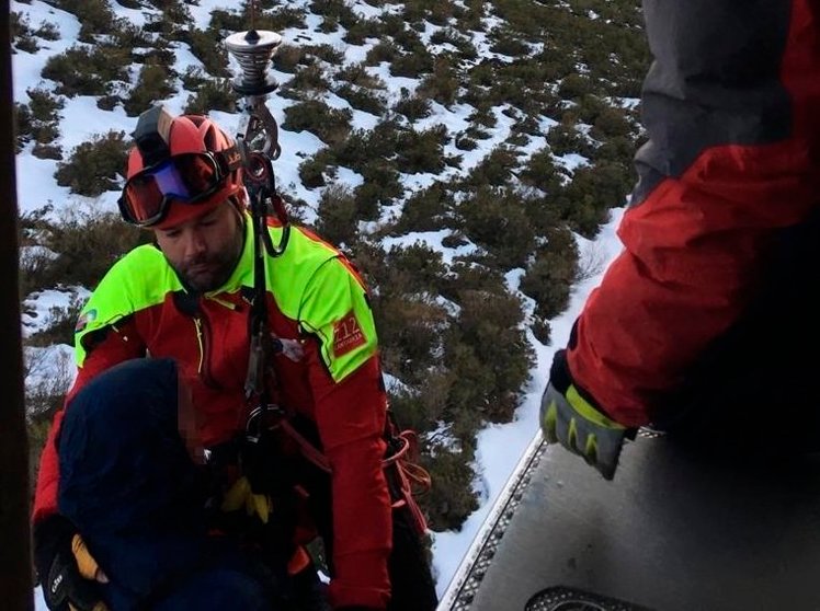 Rescatado en helicóptero un senderista que se lesionó el tobillo en Los Tojos

El helicóptero evacúa a un senderista que se lesionó un tobillo en Los Tojos

  (Foto de ARCHIVO)

23/03/2019