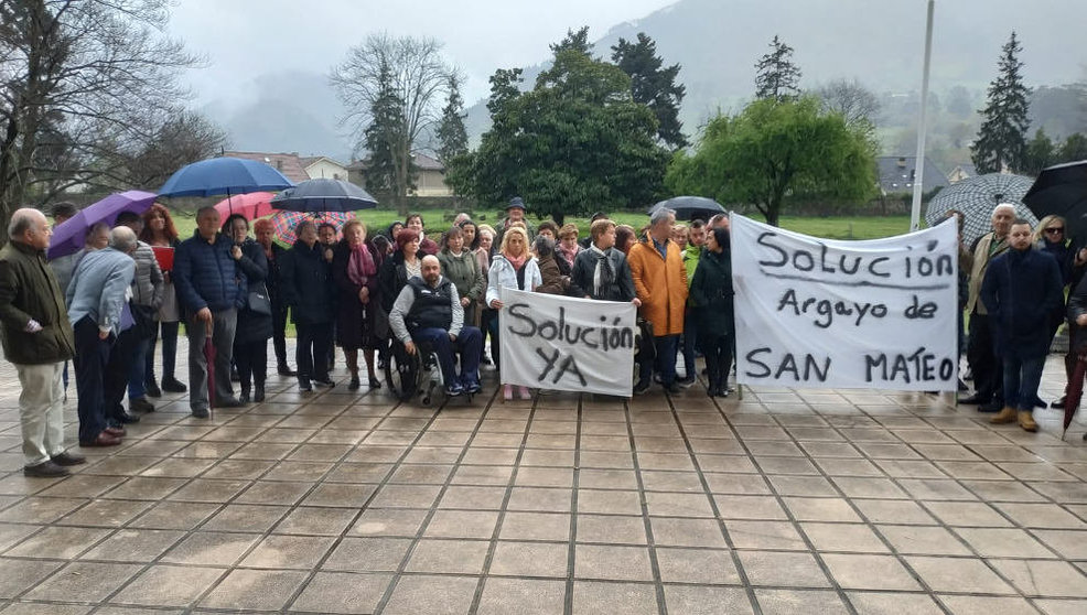Vecinos de San Mateo se manifiestan frente al Ayuntamiento para reclamar una solución al argayo | Foto: edc