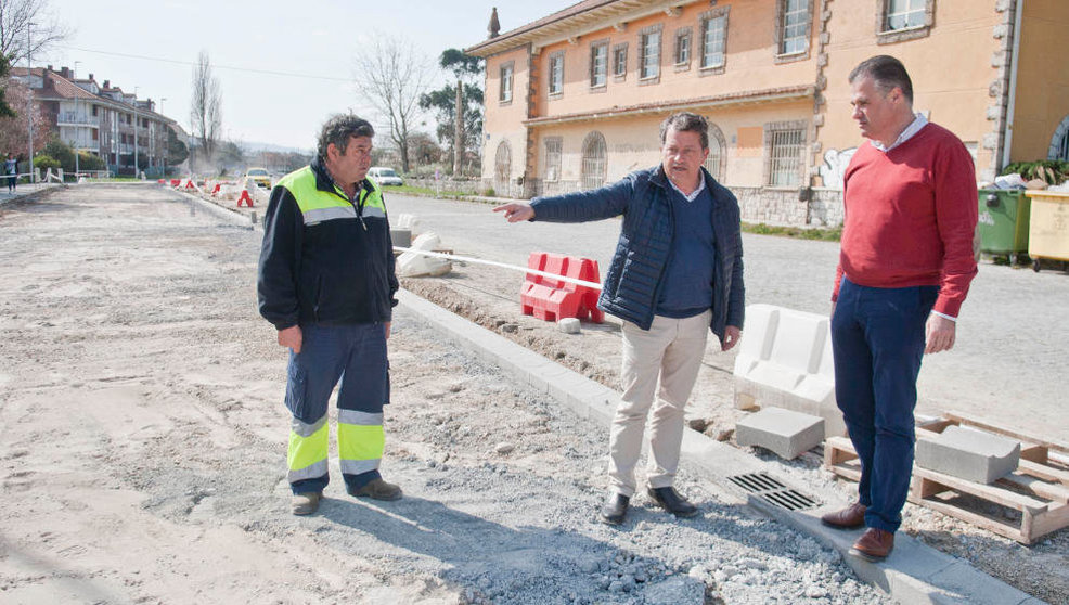 El alcalde de Astillero visita las obras de la calle Ría de Solía