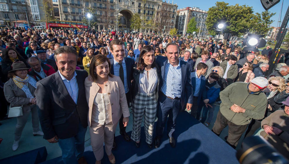 El líder del PP, Pablo Casado, junto a los candidatos y representantes de Cantabria y Santander | Foto: Pedro Puente