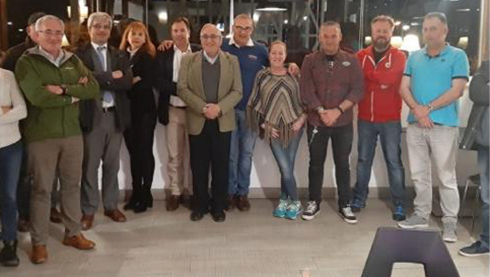 Grupo de afiliados críticos de Cs Cantabria junto a José López (centro)