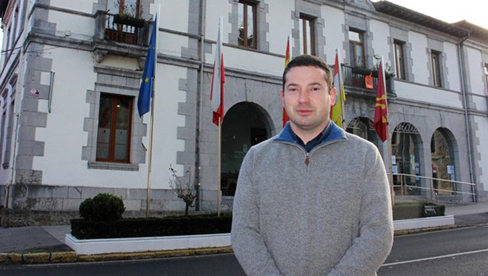 César García frente al Ayuntamiento