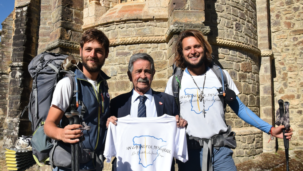 El presidente de Cantabria en funciones, Miguel Ángel Revilla, recibe a los dos peregrinos