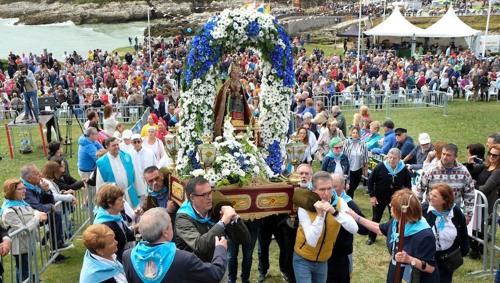 Cientos de personas festejan la Virgen del Mar.
