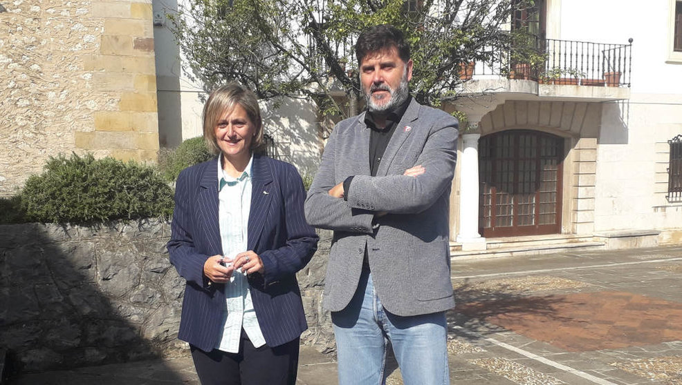 Esther Bolado y Héctor Lavín, tras la presentación del acuerdo de investidura en Camargo