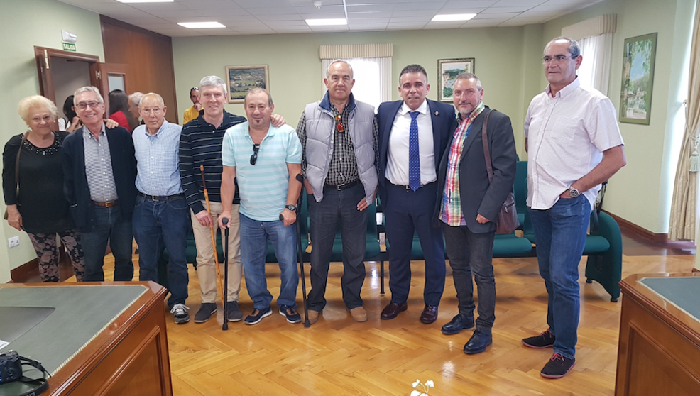 Afectados por los derribos con el alcalde de Argoños, Juan José Barruetabeña (PP)