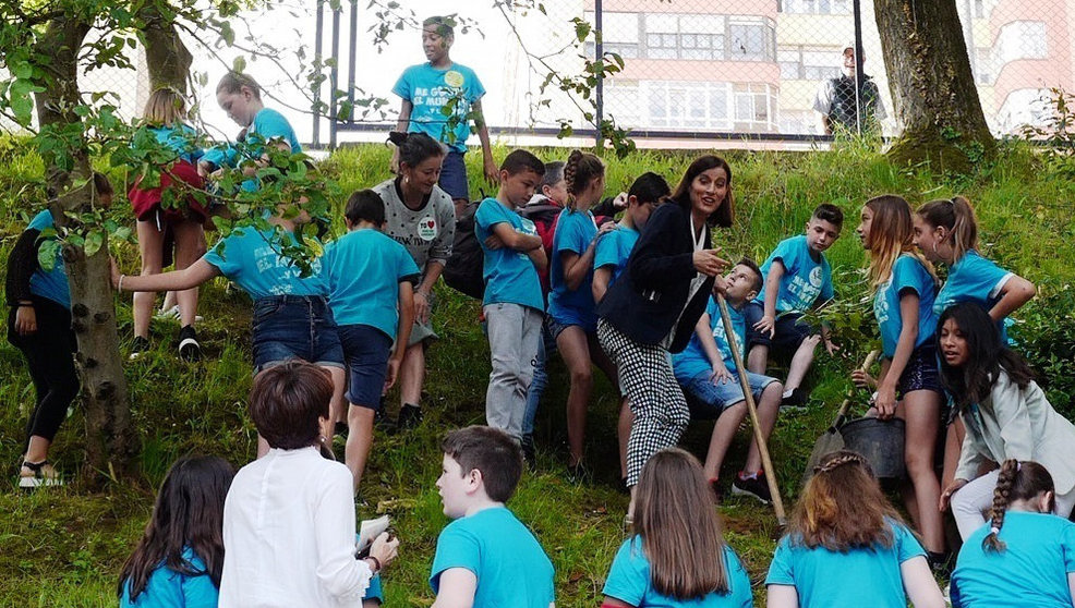 : La alcaldesa, Gema Igual, planta un castaño en el arboreto del colegio Manuel Llano, junto a los responsables del centro y los alumnos de Sexto de Primaria