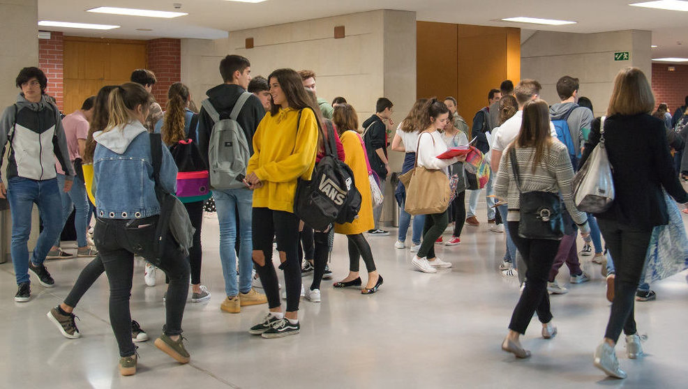 Jóvenes en la Universidad de Cantabria para realizar la prueba de la EBAU