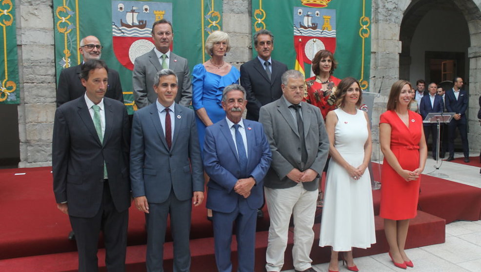 Foto de familia del Gobierno de Cantabria tras la toma de posesión | Foto: edc