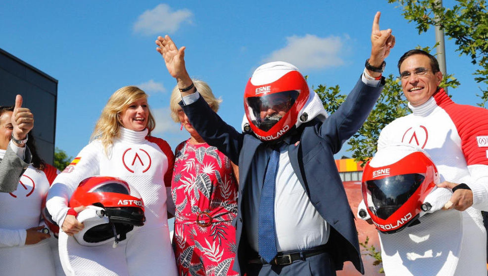 El presidente Miguel Ángel Revilla, con el casco de Astroland