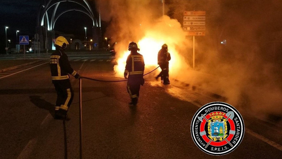 Bomberos apagan un fuego en un coche en Astillero