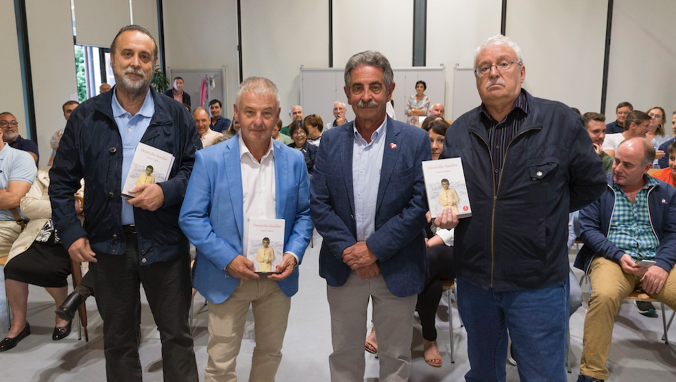 El presidente de Cantabria, Miguel Ángel Revilla, asiste a la presentación del libro de memorias Joaquín Leguina