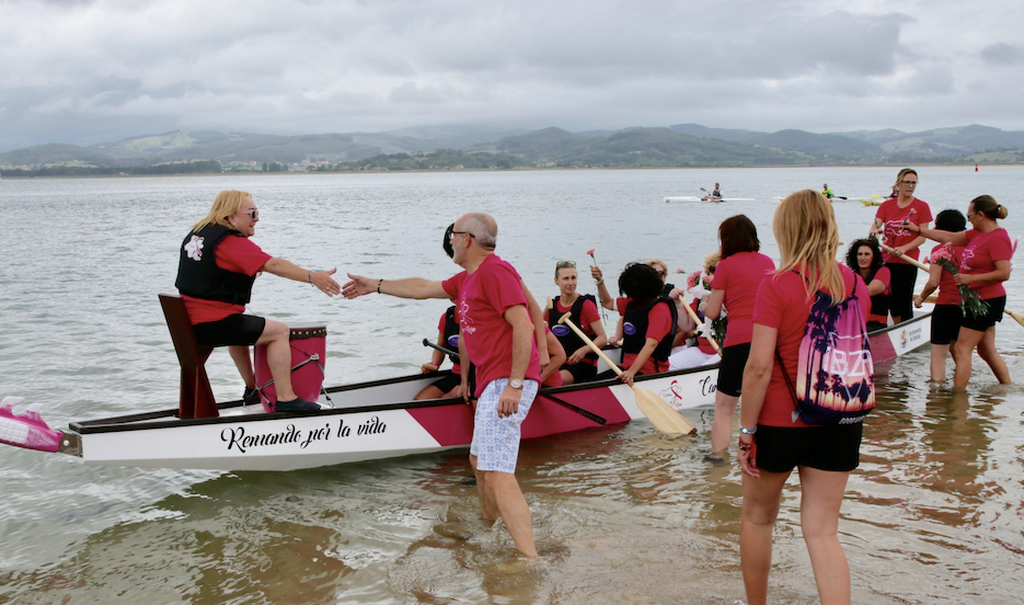 El consejero de Sanidad asiste a la botadura de la nueva embarcación de la Asociación &#39;Cantabria en rosa&#39;
