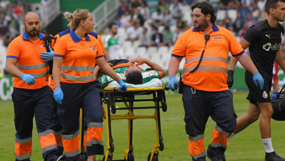 Dani Toribio es retirado en camilla del césped de El Sardinero con el esternón fracturado