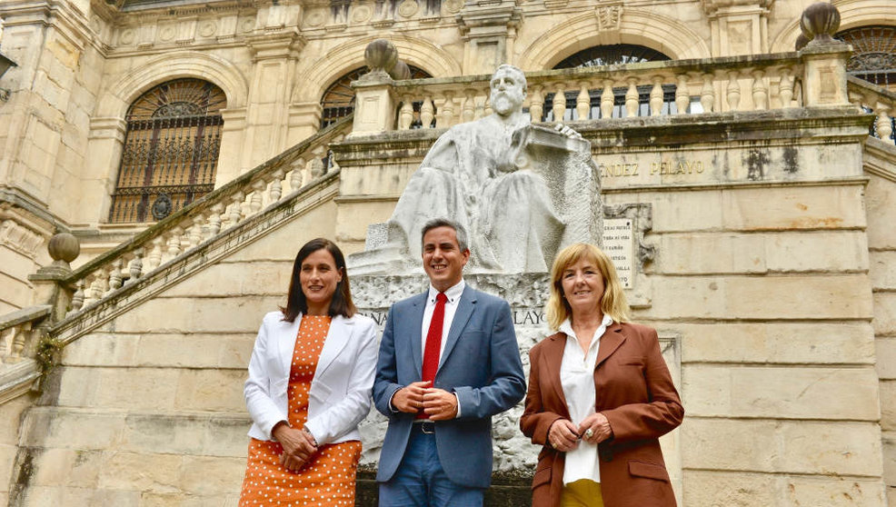 La alcaldesa de Santander, Gema Igual, el vicepresidente de Cantabria, Pablo Zuloaga y la conceja de Cultura, Marta Sanjuán
