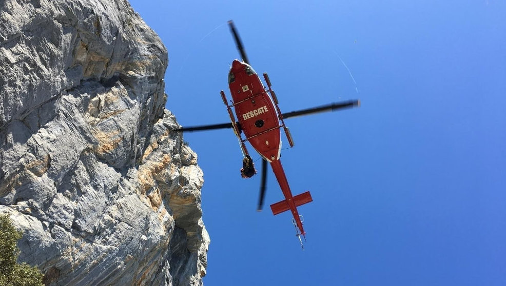 Rescate del helicóptero del Gobierno de Cantabria a un escalador vasco en Cillorigo de Liébana | Foto:112 Cantabria