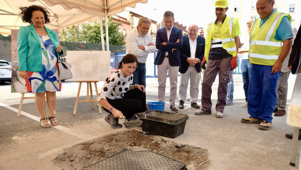 La alcaldesa de Santander, Gema Igual, en la colocación de la primera piedra de las VPO