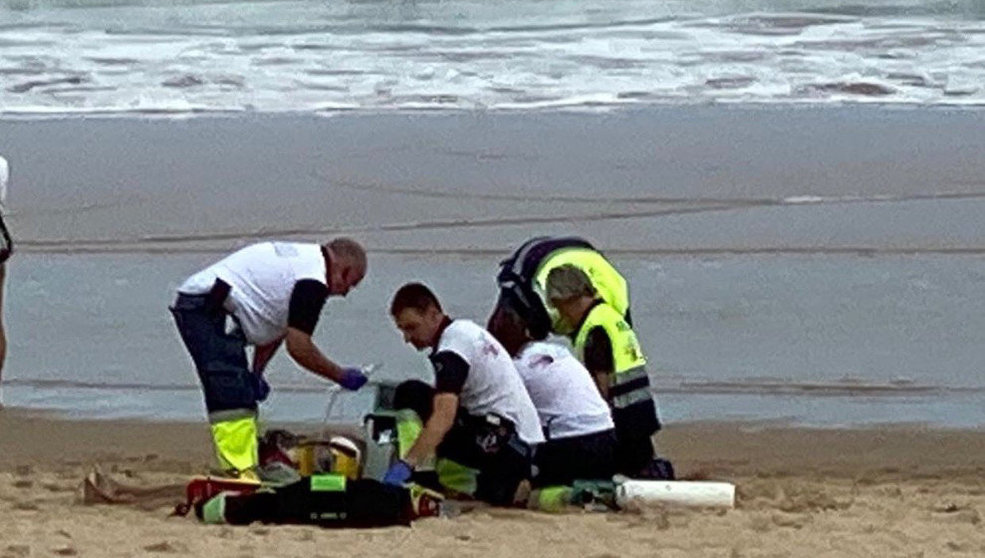 Efectivos de emergencias intentan reanimar al hombre en la Segunda playa de El Sardinero | Foto: 061