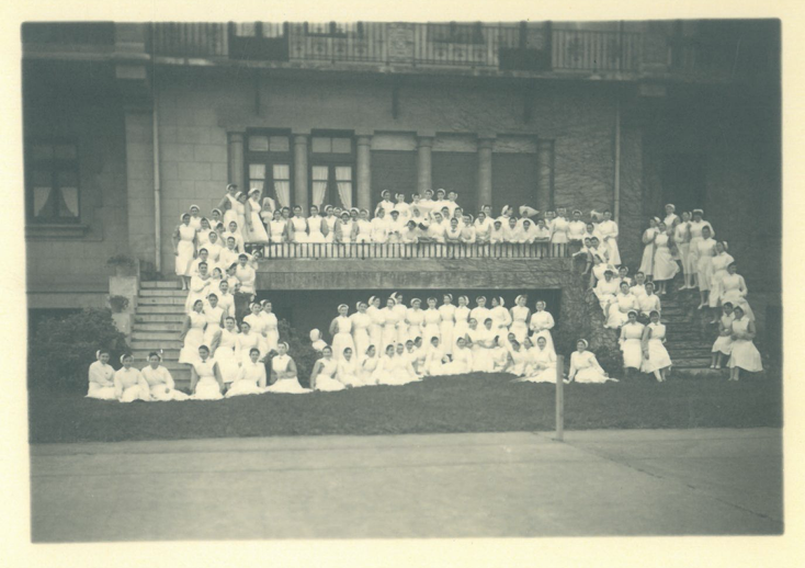 Alumnas de la Escuela de Enfermería posando en escalinata de la Casa de Salud Valdecilla, años 30. Foto: Mario Corral.
