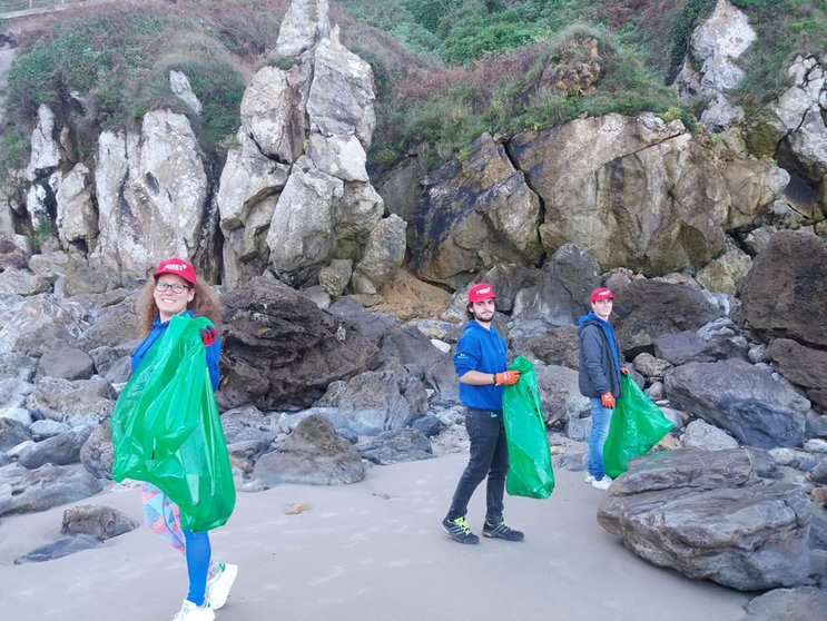 Voluntarios recogen residuos en la playa de Amió


Voluntarios recogen residuos en la playa de AmiÃ³





10/25/2019