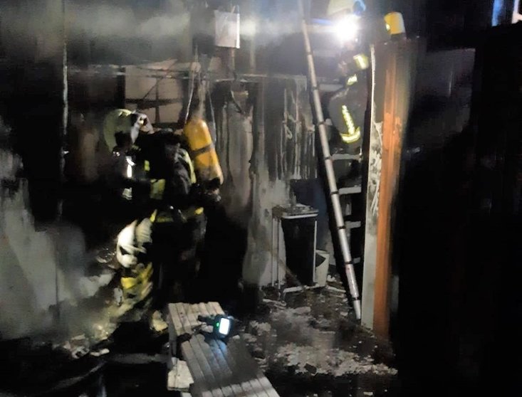 Bomberos extinguen un fuego en los vestuarios de la piscifactoría de Pesués (Val de San Vicente)