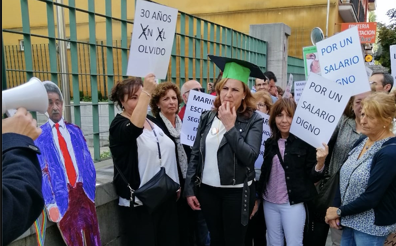 Concentración de los centros educativos de Cantabria se concentran frente a la sede del Gobierno