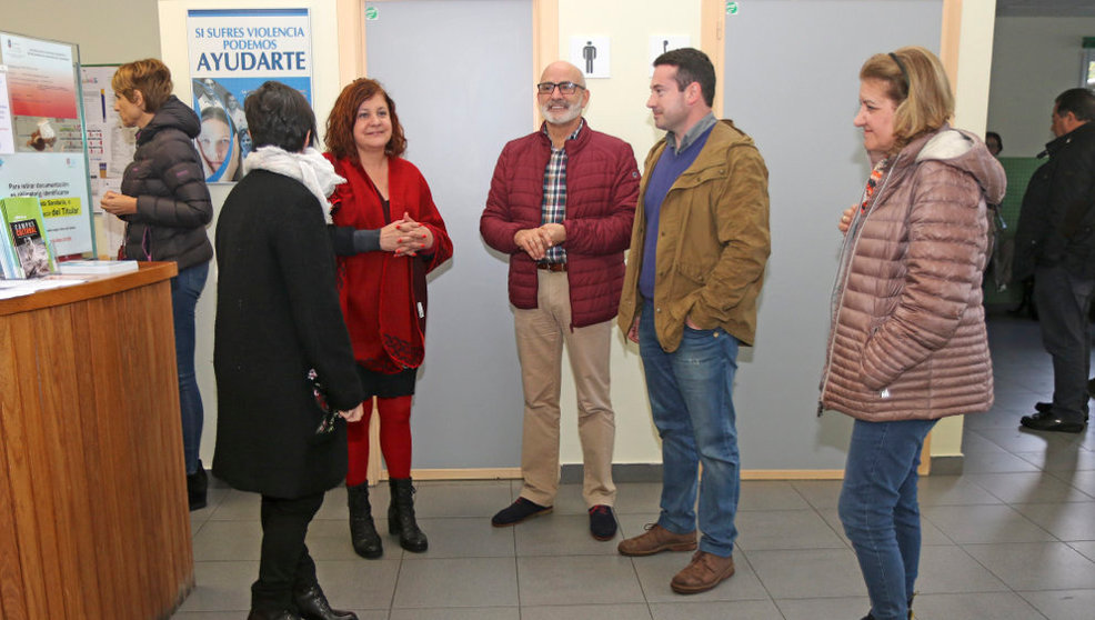 El consejero de Sanidad, Miguel Rodríguez, visita con el alcalde de Ramales, César García, el centro de salud de este municipio