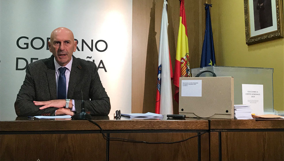 El delegado del Gobierno en Cantabria, Eduardo Echevarría, presenta el dispositivo para las elecciones del domingo
