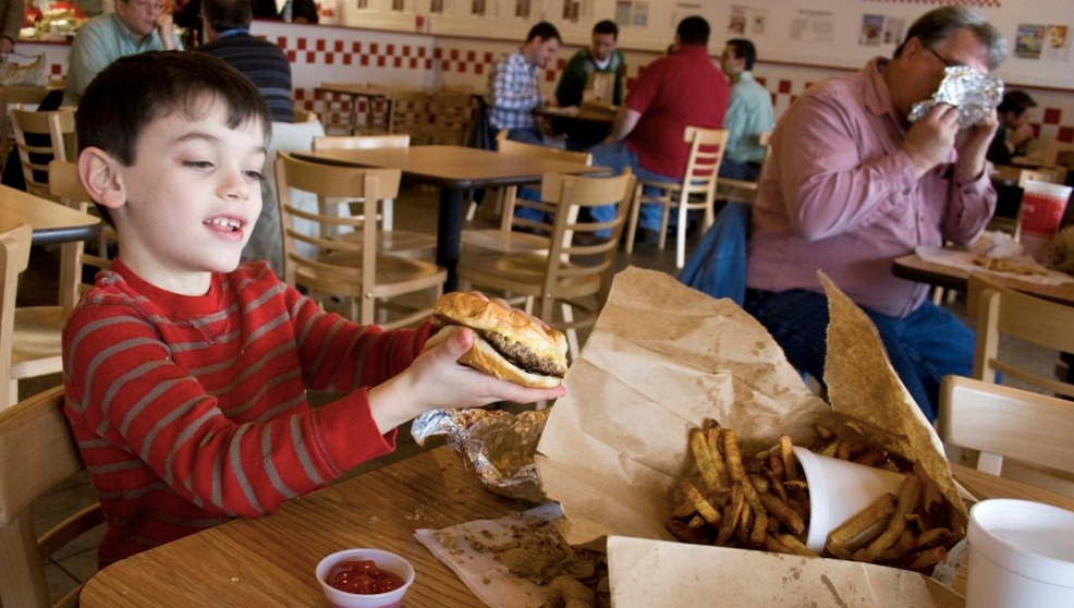 Imagen de un niño comiendo