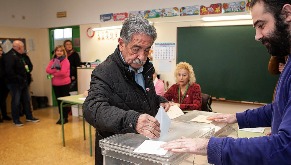 Revilla votando  en el colegio Fernando de los Ríos de El Astillero,