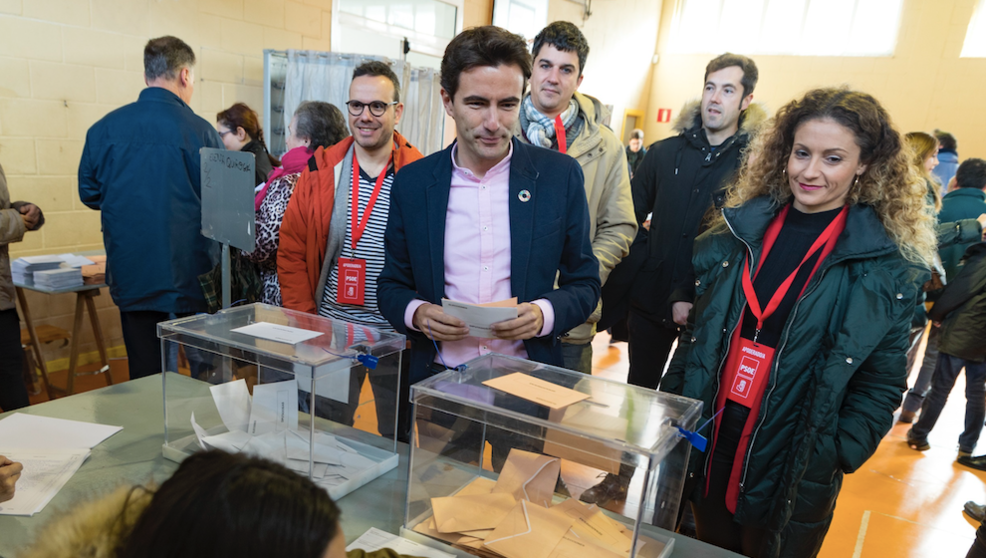 El candidato del PSOE al Congreso, Pedro Casares, votando en el colegio Elena Quiroga de Santander
