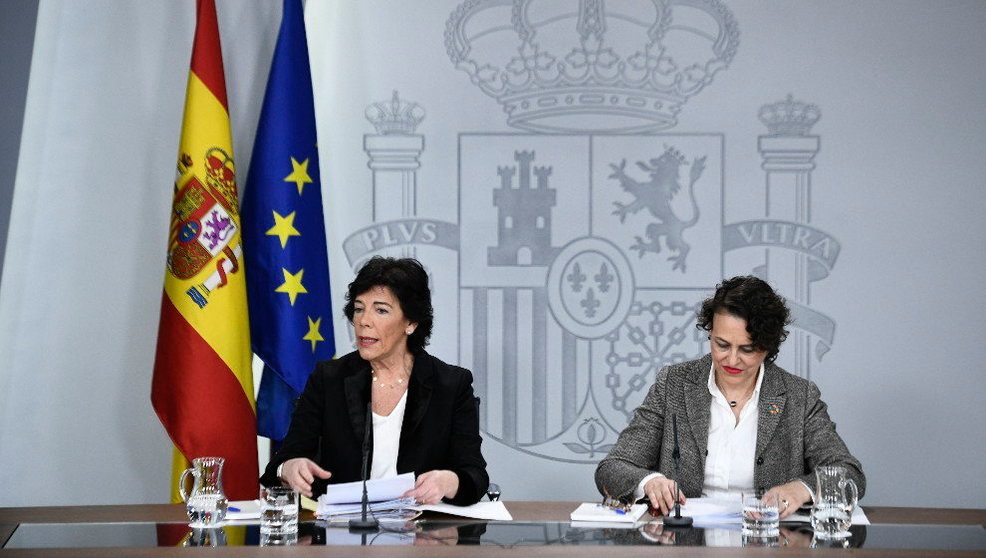 La ministra portavoz en funciones, Isabel Celaá, y la ministra de Trabajo, Migraciones y Seguridad en funciones, Magdalena Valerio, en rueda de prensa