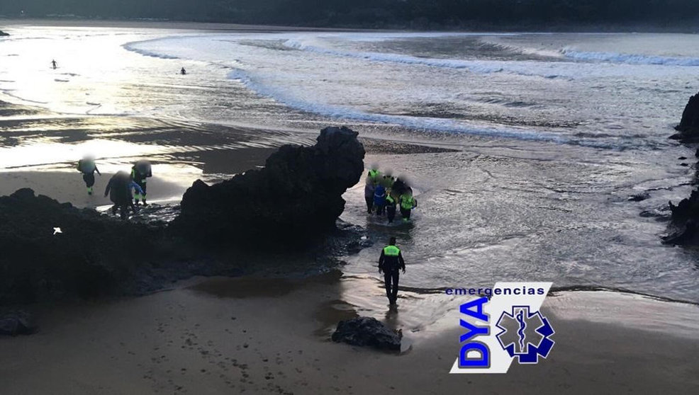 Efectivos Dya Castro rescatan a un surfista navarro en la playa de Islares